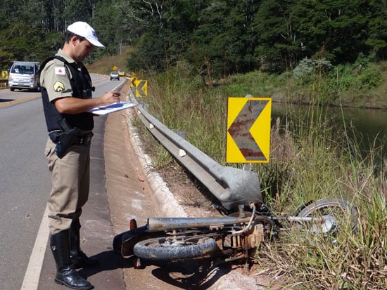 Sem controle, moto bate em proteção de barragem e deixa dois feridos