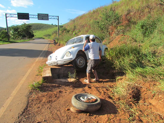 Motorista perde controle e capota Fusca na estrada de Santa Maria de Itabira