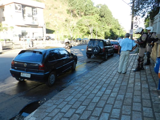 Lavador de carro pede capitão para esperar enquanto usa estacionamento da PM