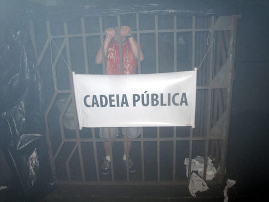 Teatro interativo da Polícia Militar retrata mundo das drogas