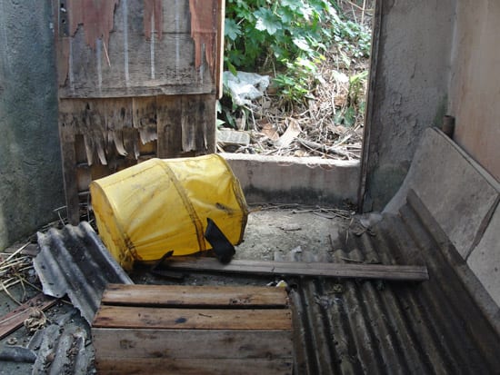 Bombeiros e populares contêm fogo em casa no Alto Boa Vista