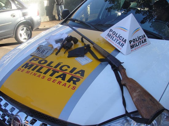 Ação policial resulta em três prisões e apreensões de armas e motocicleta