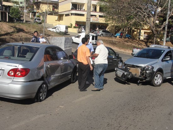 Acidente em cruzamento na avenida das Rosas