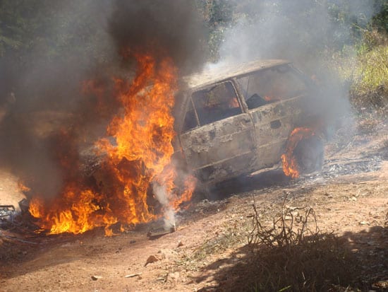 Carro é incendiado no Aglomerado Drummond
