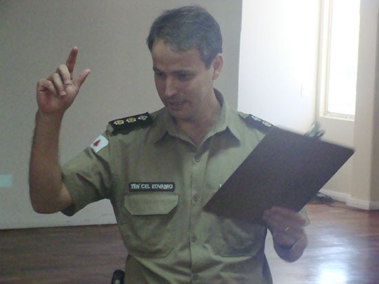 Comandante da PM dá mais um dia para moradores saírem por conta própria