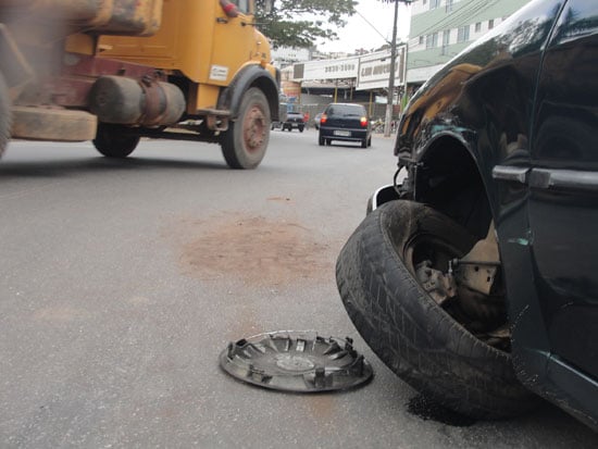 Acidente entre Parati e ônibus tumultua o trânsito no Centro de Itabira
