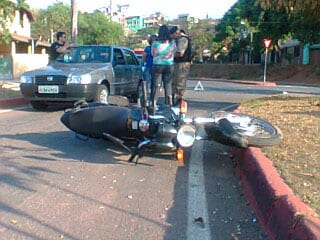Motociclista é jogado contra árvore após acidente