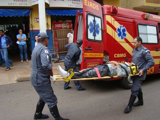Condutor fratura perna em acidente com motos na Vila Paciência