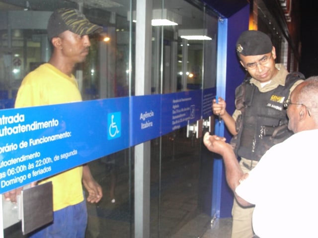 Homem tenta sacar dinheiro e fica preso dentro da CEF por três horas