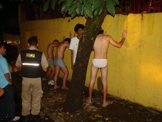 PM prende quatro estudantes universitários pelados no bairro Amazonas