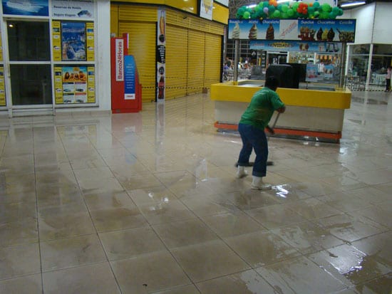 Chuva causa prejuízo de cerca de R$ 200 mil a empresária do Bretas