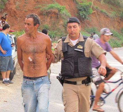 Briga por causa de terreno invadido termina com tiros e facada em Santa Maria de Itabira