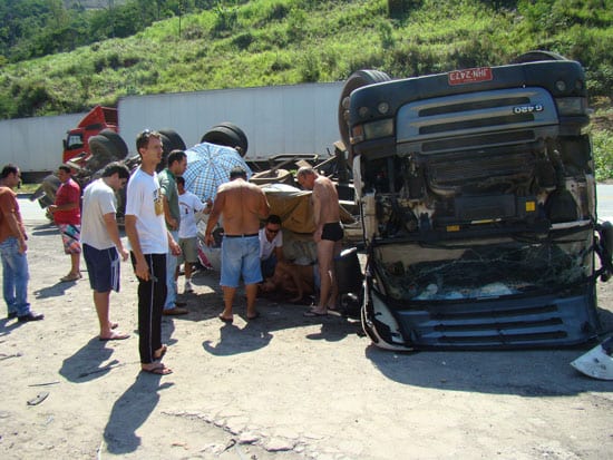 Carreta da Usiminas tomba e motorista fica ferido na 381