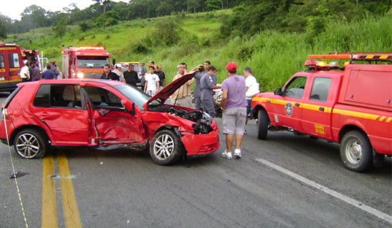 Nove pessoas ficam feridas em acidente envolvendo dois carros na BR-381, em São Gonçalo