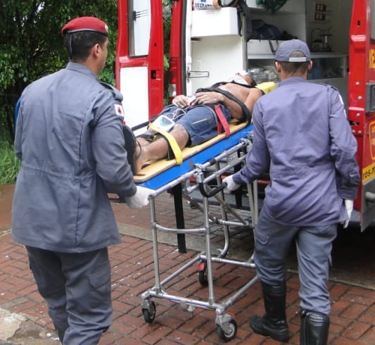Barranco cede e fere rapaz no bairro Gabiroba