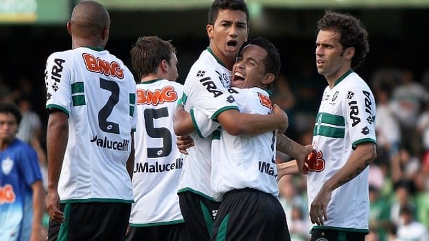 Renan Oliveira sai do banco e marca dois golaços pelo Coxa