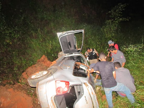 Mulher sofre suspeita de fratura em acidente na MG-129