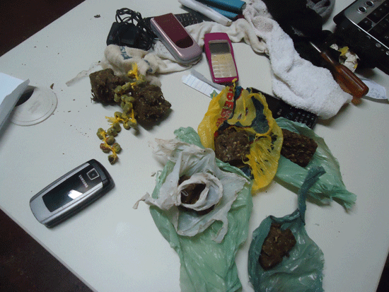 Menor é apreendido e jovem preso ao tentarem passar droga e celulares para dentro do presídio