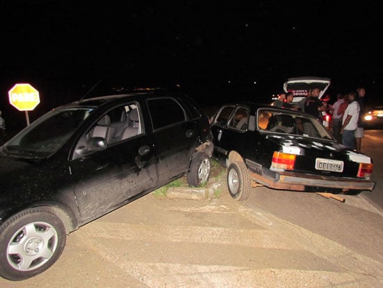 Ao cruzar pista, Corsa é atingido por Chevette próximo ao Distrito Industrial de Itabira
