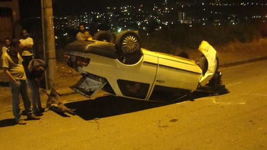 Motorista com suspeita de embriaguez capota Voyage no bairro Novo Amazonas
