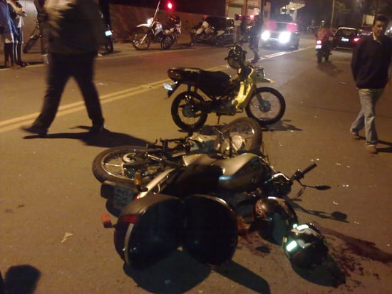 Motoqueiros batem de frente na rua Humberto Campos, João XXIII