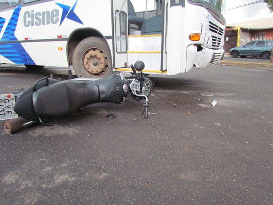 Ônibus e moto batem de frente no bairro Amazonas