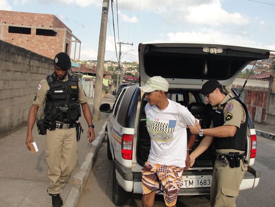 Pé na Cova é preso acusado de tráfico no Gabiroba; outros três menores são apreendidos