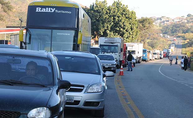 Carreteiros fecham a BR-381 em protesto