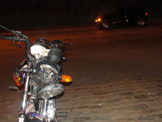 Jovens se ferem em acidente entre moto e carro
