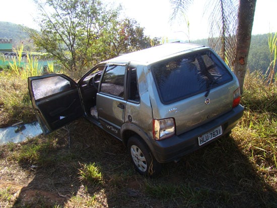 Condutor capota carro próximo ao Hotel Chácara e escapa ileso