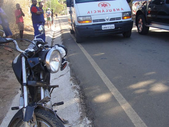 Motoqueiro bate na traseira de caminhão das Casas Bahia no bairro Pedreira