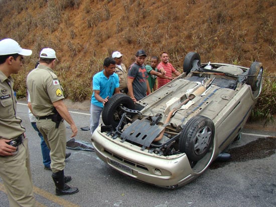 Advogado perde controle de Corsa e capota na MGC-120
