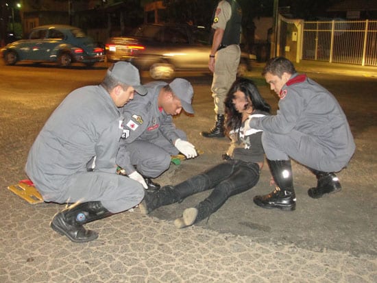 Adolescentes de 14 e 15 anos pegam moto emprestada e batem em caminhonete