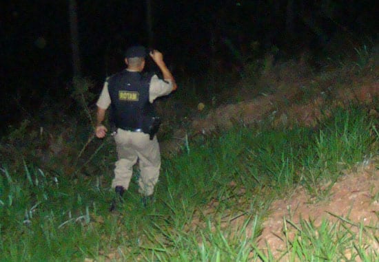 Motoqueiro supostamente abre fogo contra policiais rodoviários