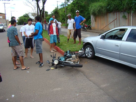 Moto cruza pista e é atingida por Astra na avenida das Rosas