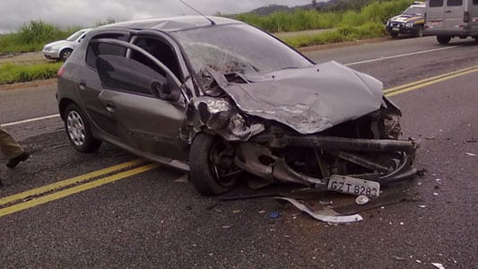 Acidente entre dois carros deixa uma mulher morta na BR-381, em Antônio Dias