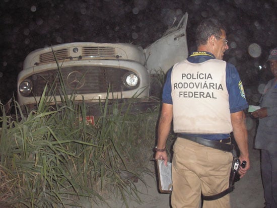 Motorista morre depois de capotar caminhão de cimento na BR-381