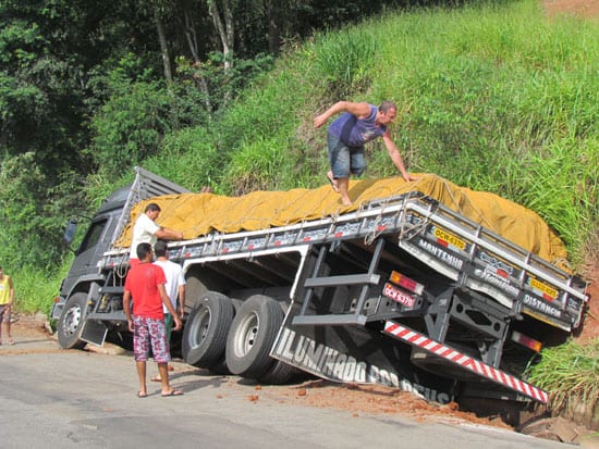 Mais um acidente com caminhão na estrada de Itabira a Nova Era