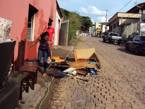 Casa pega fogo em Nova Era