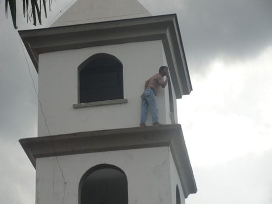 Homem com problemas psiquiátricos sai do Caps, sobe em torre de igreja e ameaça pular