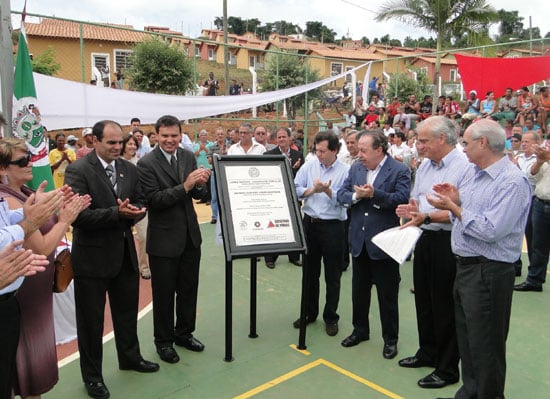 Prefeitura de São Domingos do Prata inaugura casas populares