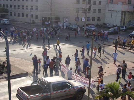 Sem-Terra fazem manifestação e complicam o trânsito no centro de Itabira