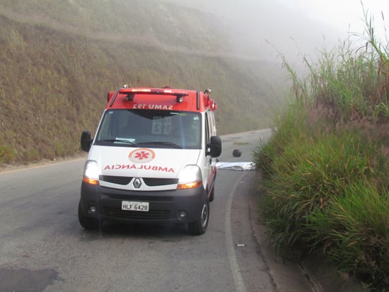 Motociclista bate em Kombi e morre na estrada de Itabira a Nova Era