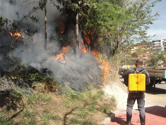 Incêndio põe em risco residências e veículos no pátio da Prefeitura