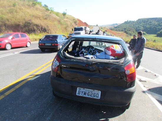 Cachorro na pista provoca acidente entre moto, carro e carreta