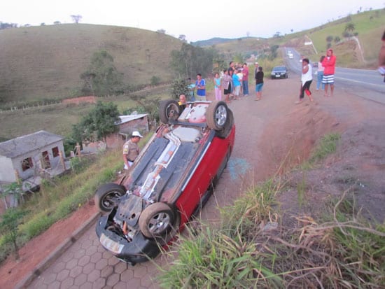 Mulher para em acostamento, não percebe desnível e capota carro