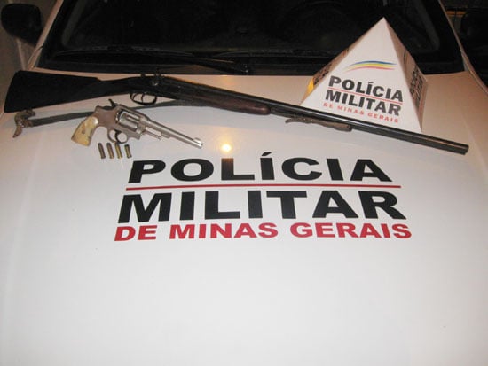 Polícia prende dois homens armados em Ferros