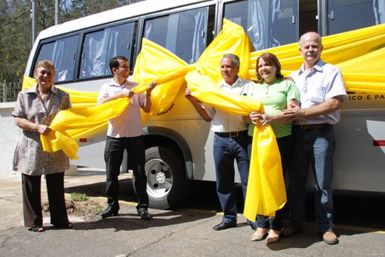 Apae de Monlevade recebe novo veículo para transporte escolar