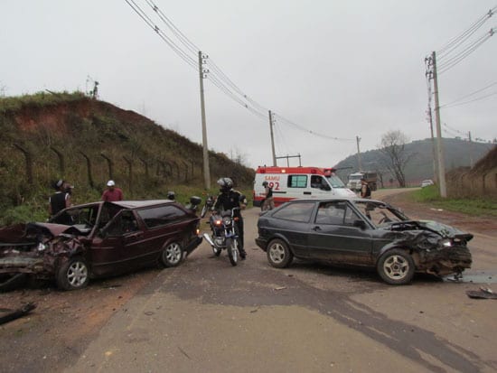 Batida frontal deixa seis feridos na MG-120