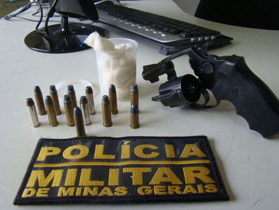 Irmãos são presos por brigarem armados